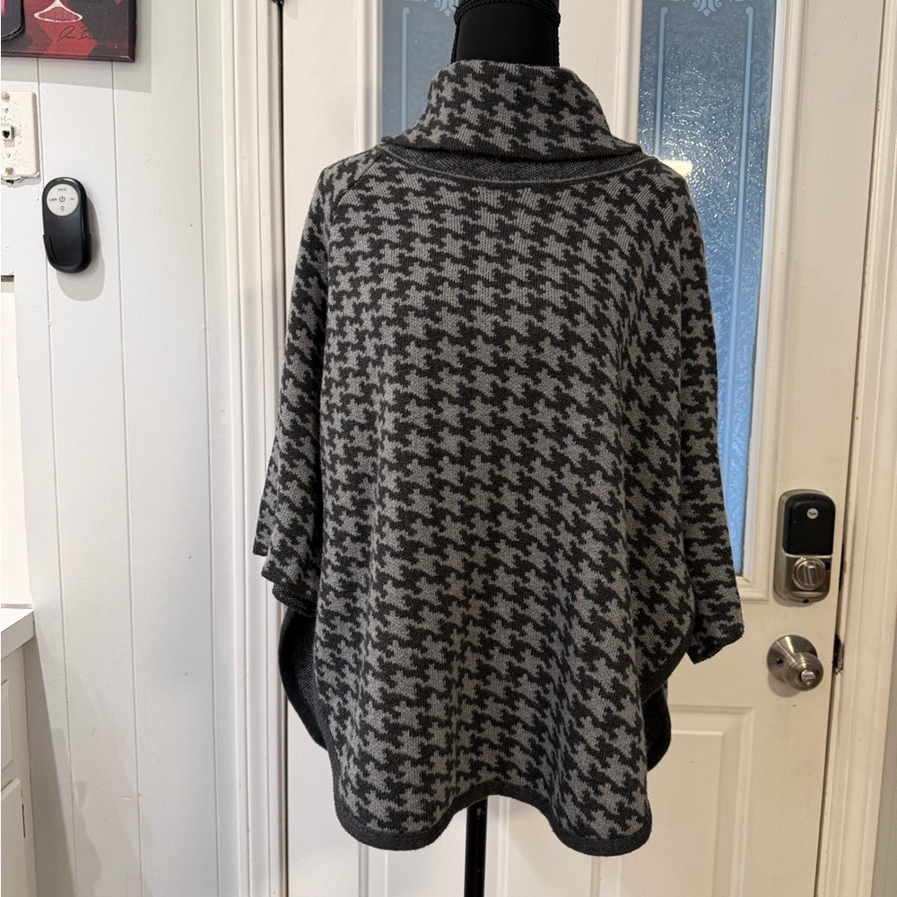 LOFT Black and‎ Gray Houndstooth Poncho